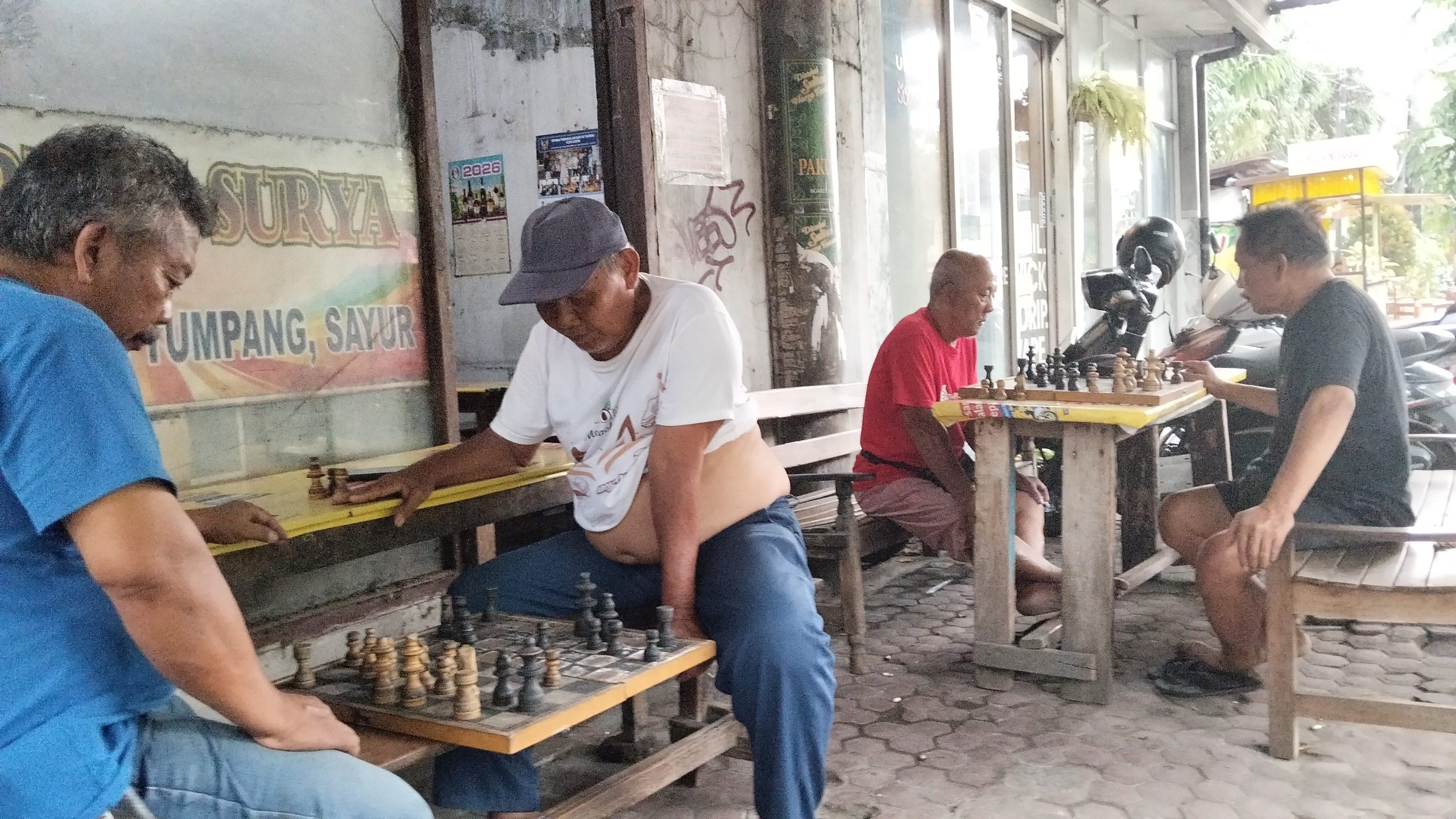 Menunggu Bedug Magrib, Warga Asyik Main Catur di Warung Surya Depan Pasar Bandar