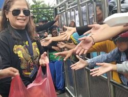 Meski Hanya Nasi Kotak, Antrean Mengular di Aksi Berbagi dari Paguyuban Jaranan Kediri Jayati