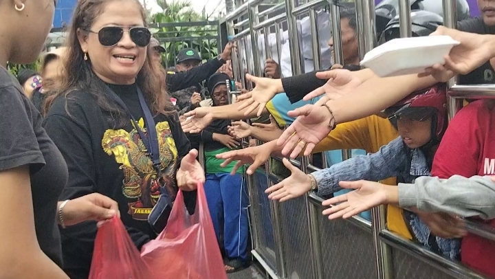 Meski Hanya Nasi Kotak, Antrean Mengular di Aksi Berbagi Jaranan Kediri Jayati