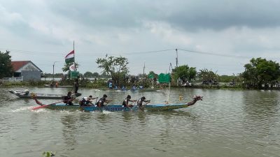 Meriahkan Bengawan Njeroh, 16 Tim Bertarung dalam Ansor Dragon Boat Lamongan