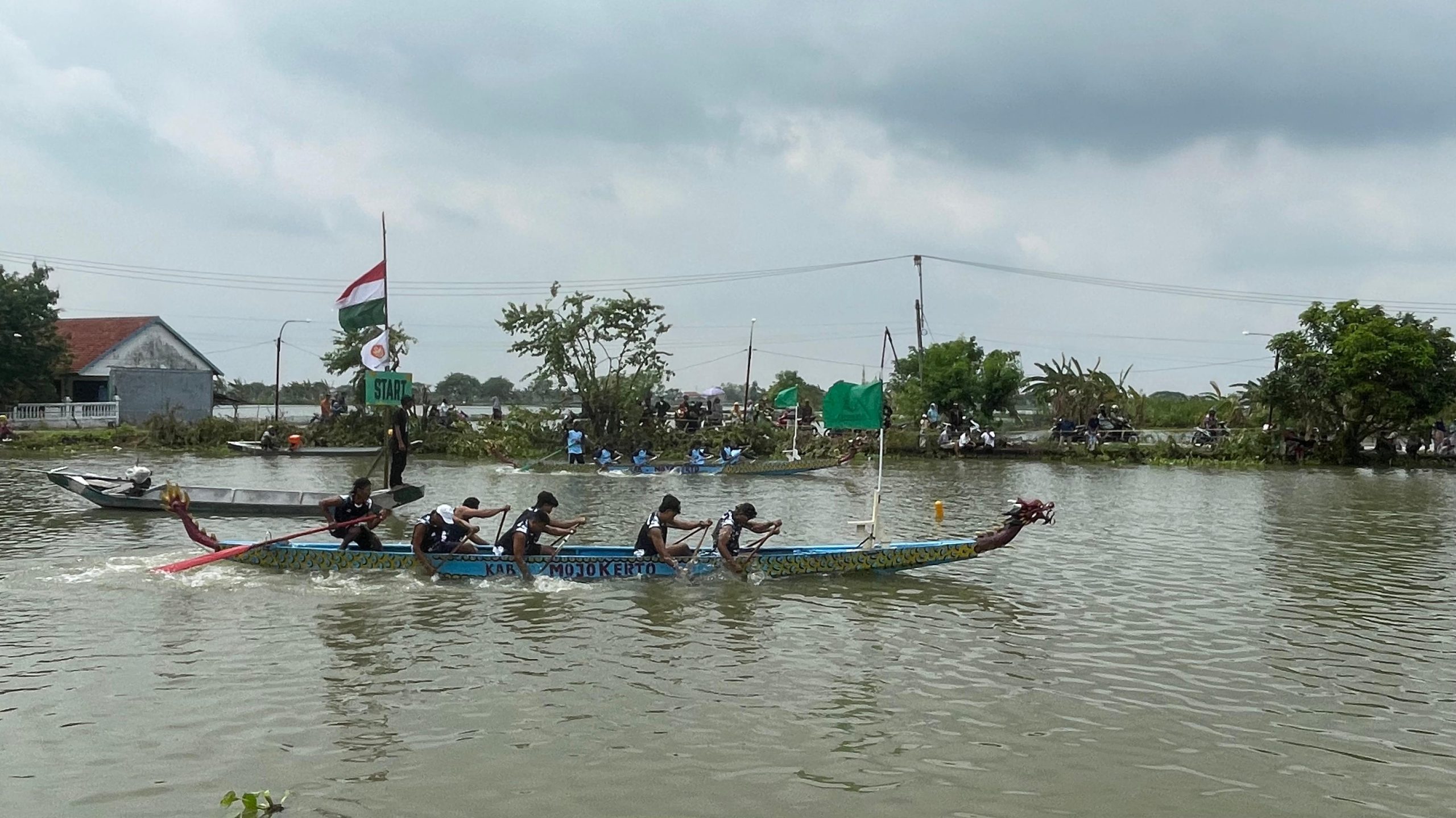 Meriahkan Bengawan Njeroh, 16 Tim Bertarung dalam Ansor Dragon Boat Lamongan