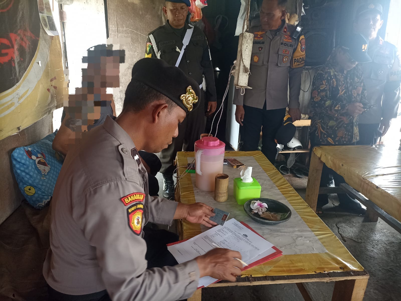 Polisi Bubarkan ‘Kopdar Mata Merah’, Warung Miras di Lamongan Digerebek