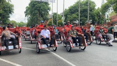 Sebanyak 220 Tukang Becak Nganjuk Terima Bantuan Becak Listrik dari Presiden