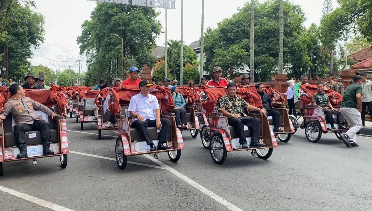 Sebanyak 220 Tukang Becak Nganjuk Terima Bantuan Becak Listrik dari Presiden
