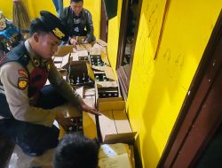 Sat Samapta Polres Lamongan Gerebek Kamar Kos, Amankan Ratusan Botol Miras di Brondong