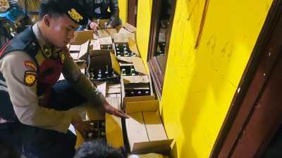 Sat Samapta Polres Lamongan Gerebek Kamar Kos, Amankan Ratusan Botol Miras di Brondong