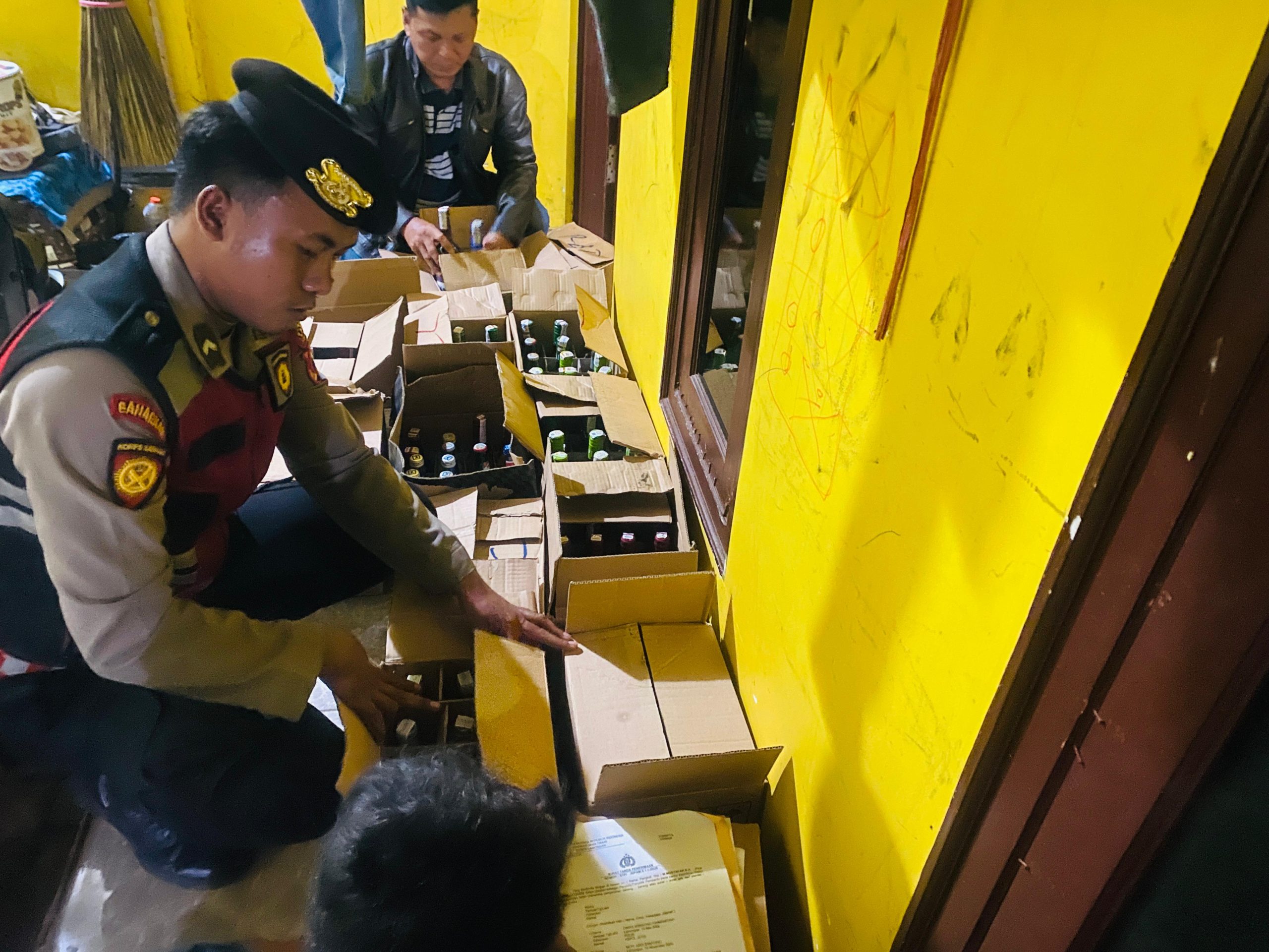 Sat Samapta Polres Lamongan Gerebek Kamar Kos, Amankan Ratusan Botol Miras di Brondong