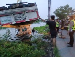 Truk Bermuatan 200 Sak Semen Terjun ke Sungai di Lamongan, Sopir dan Kernet Selamat