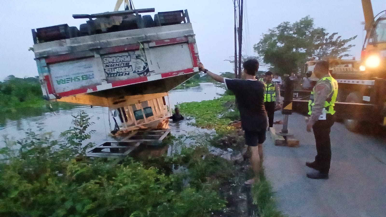 Truk Bermuatan 200 Sak Semen Terjun ke Sungai di Lamongan, Sopir dan Kernet Selamat