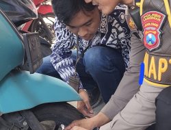 Antisipasi Curanmor, Polres Lamongan Bagikan Gembok Cakram Gratis