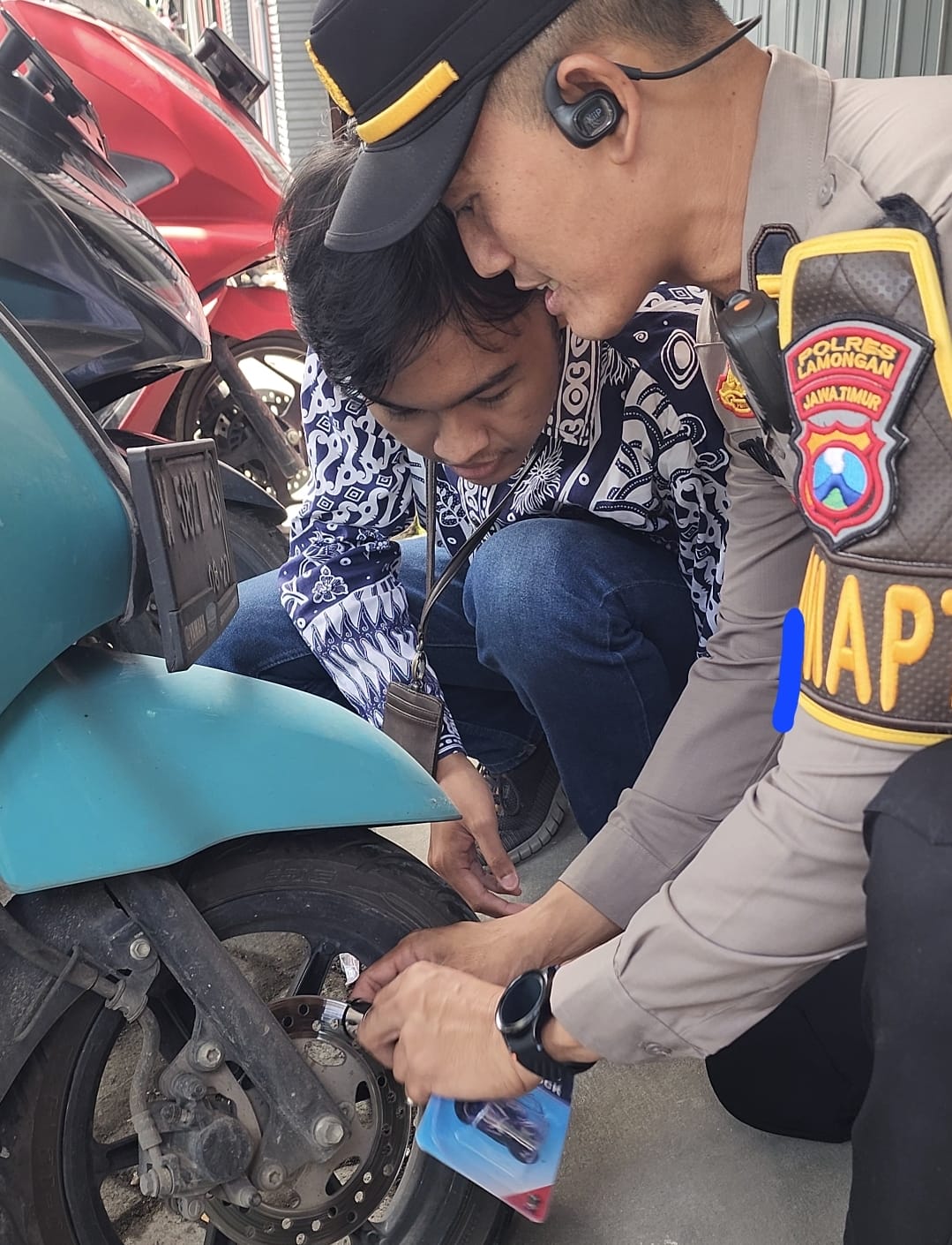 Antisipasi Curanmor, Polres Lamongan Bagikan Gembok Cakram Gratis