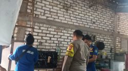Respon Cepat Call Center 110, Polsek Brondong Lamongan Evakuasi Ular Sanca 2 Meter dari Rumah Warga