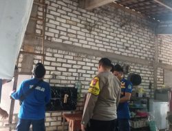 Respon Cepat Call Center 110, Polsek Brondong Lamongan Evakuasi Ular Sanca 2 Meter dari Rumah Warga