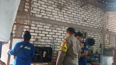 Respon Cepat Call Center 110, Polsek Brondong Lamongan Evakuasi Ular Sanca 2 Meter dari Rumah Warga