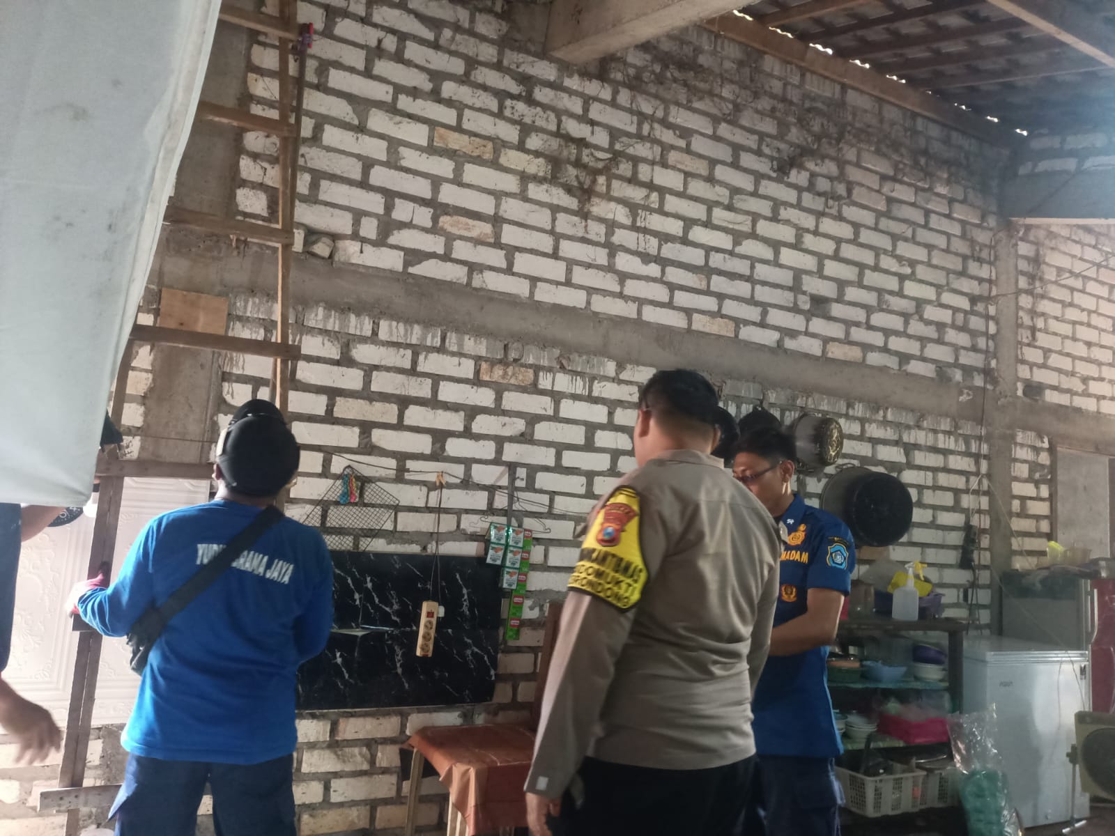 Respon Cepat Call Center 110, Polsek Brondong Lamongan Evakuasi Ular Sanca 2 Meter dari Rumah Warga