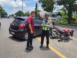 Diduga Salah Injak Gas, Toyota Yaris Tabrak Motor di Turi Lamongan, Pengendara Alami Luka-Luka