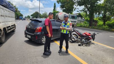 Diduga Salah Injak Gas, Toyota Yaris Tabrak Motor di Turi Lamongan, Pengendara Alami Luka-Luka