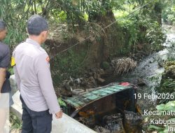 Tak Kuat Menanjak, Truk Bermuatan Minyak Sawit Terjun ke Jurang Sedalam 10 Meter