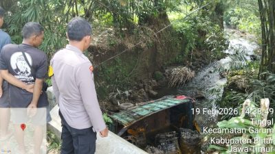 Tak Kuat Menanjak, Truk Bermuatan Minyak Sawit Terjun ke Jurang Sedalam 10 Meter