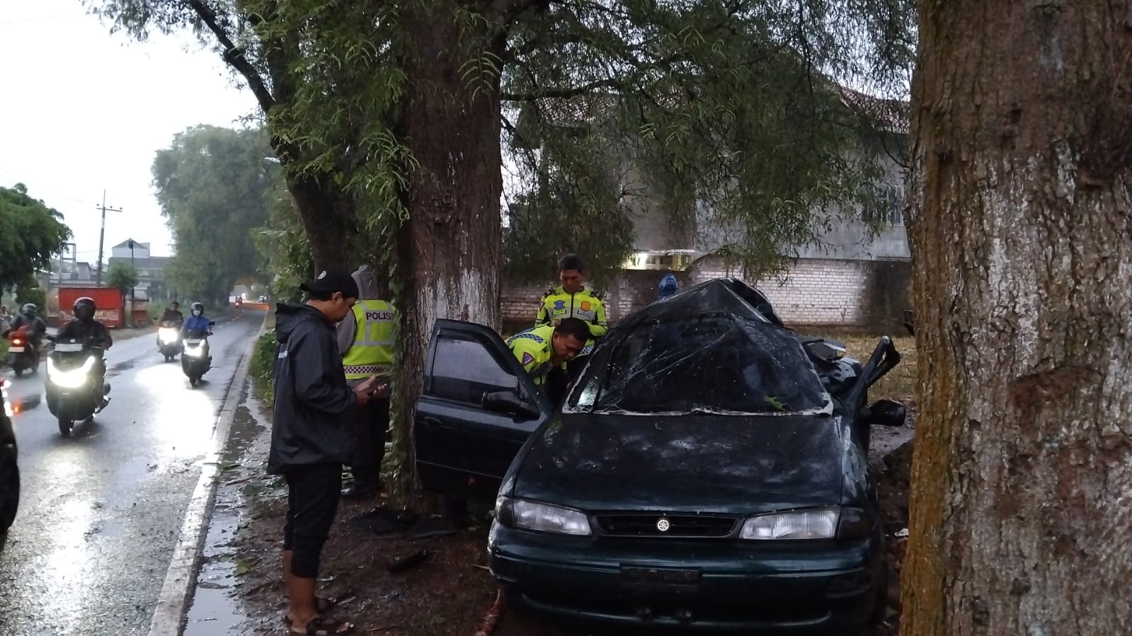 Sedan Timor Tabrak Pohon di Solokuro Lamongan, Dua Penumpang Tewas