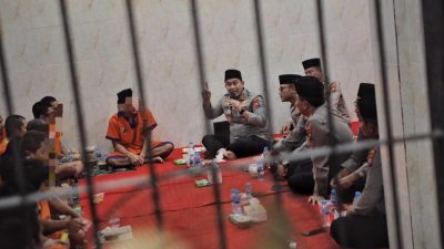 Kapolres Lamongan Berbuka Puasa Bersama Tahanan, Hadirkan Nuansa Kebersamaan di Balik Jeruji