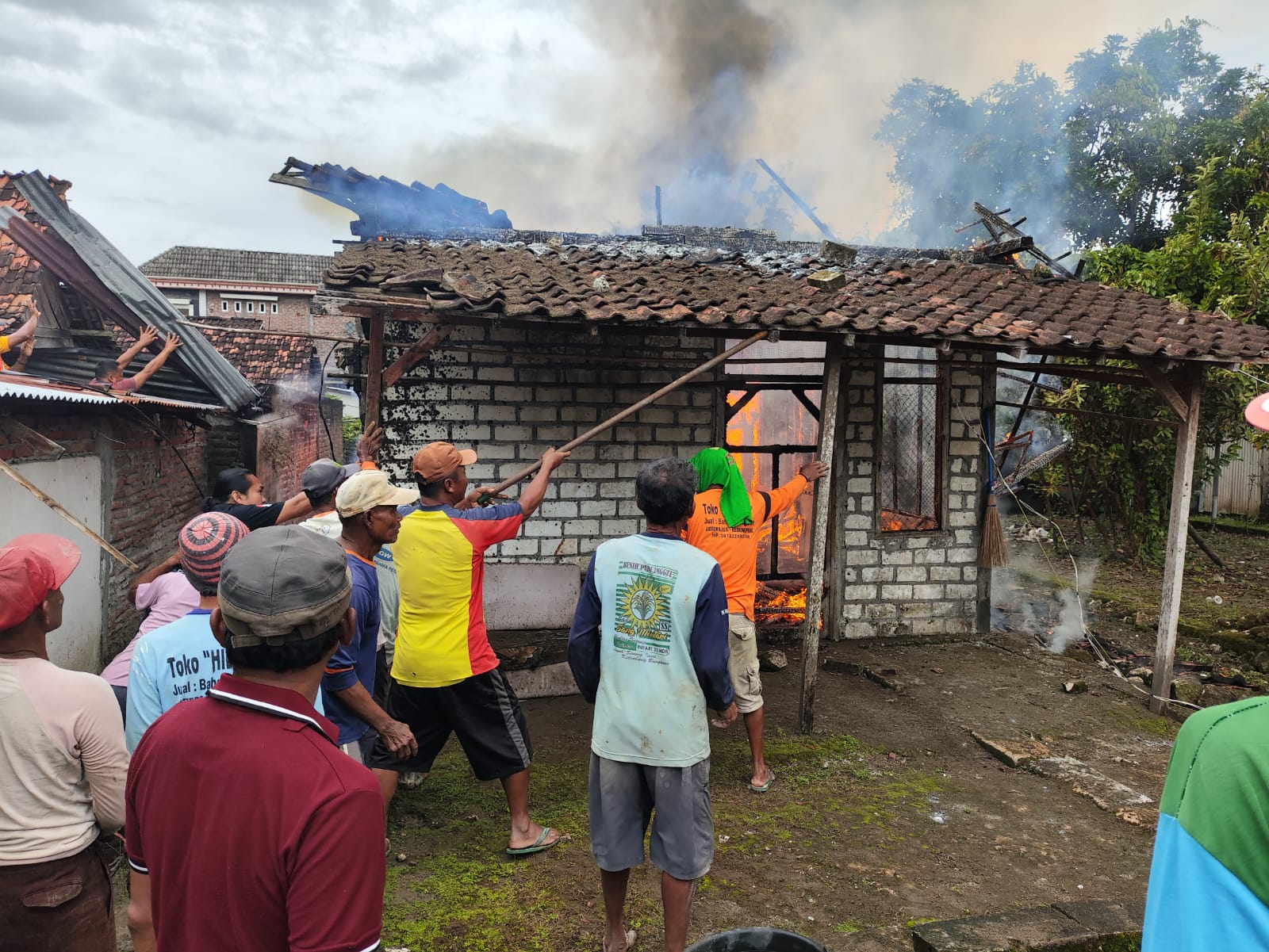 Rumah Petani di Kedungpring Lamongan Ludes Terbakar Saat Ditinggal Kerja