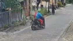 Tangkapan layar rekaman cctv dua pelaku berkustum badut Gasak motor warga di Desa Sogo Kecamatan Babat Kabupaten Lamongan. (Ist)