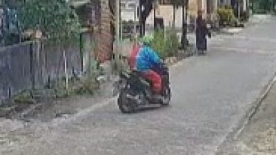 Tangkapan layar rekaman cctv dua pelaku berkustum badut Gasak motor warga di Desa Sogo Kecamatan Babat Kabupaten Lamongan. (Ist)