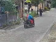 Tangkapan layar rekaman cctv dua pelaku berkustum badut Gasak motor warga di Desa Sogo Kecamatan Babat Kabupaten Lamongan. (Ist)