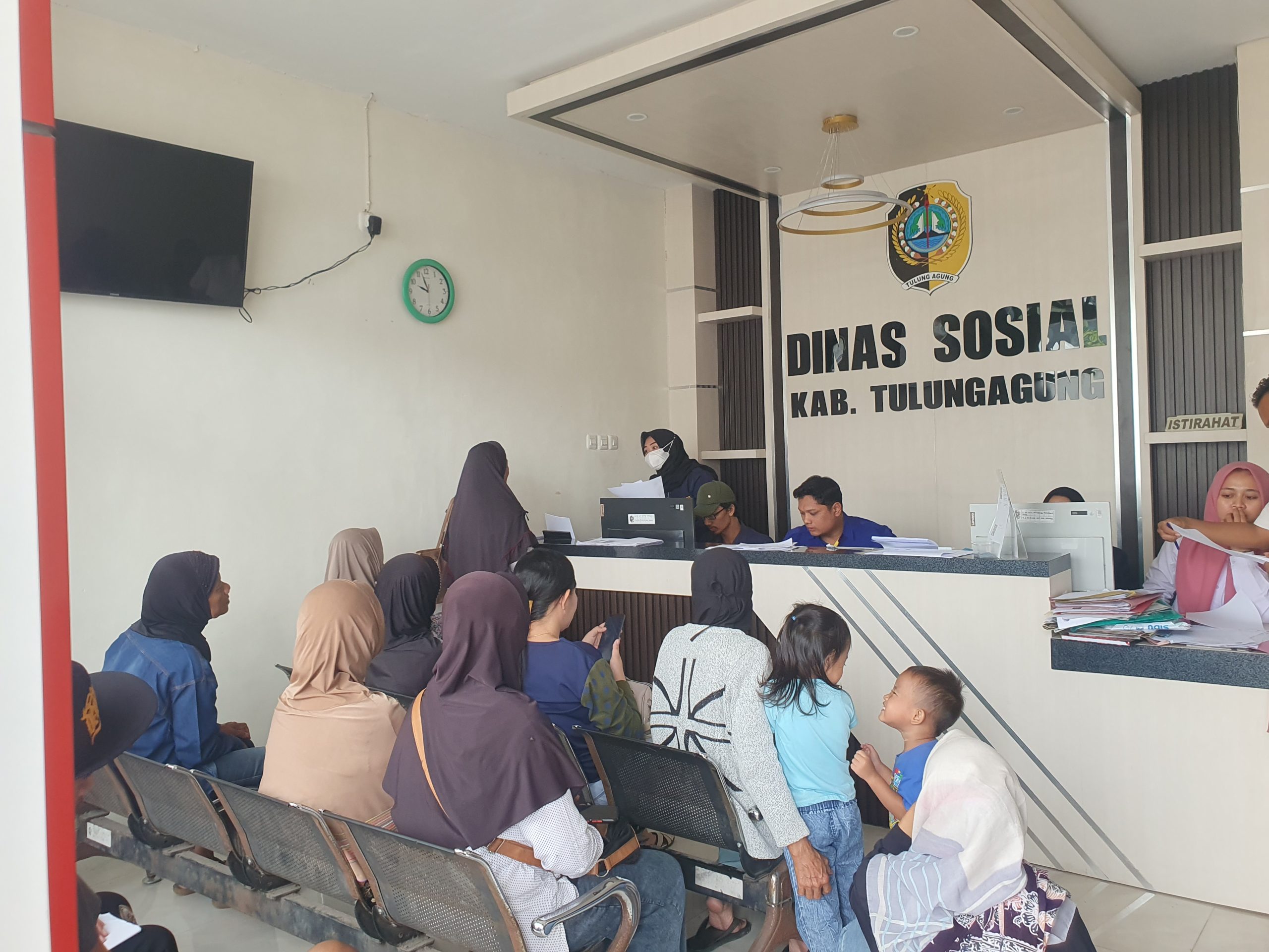 Gagal Cek Rekening, Ratusan Calon Penerima BPNT Datangi Dinsos Tulungagung untuk Perbaikan Data