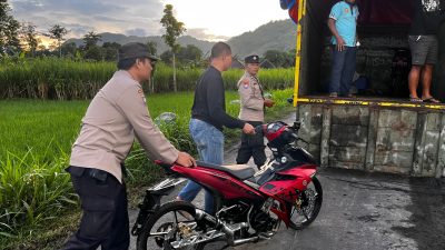 Petugas Polsek Sumbergempol  Bubarkan Aksi Balap Liar, Amankan 8 Unit Sepeda Motor Tanpa Surat