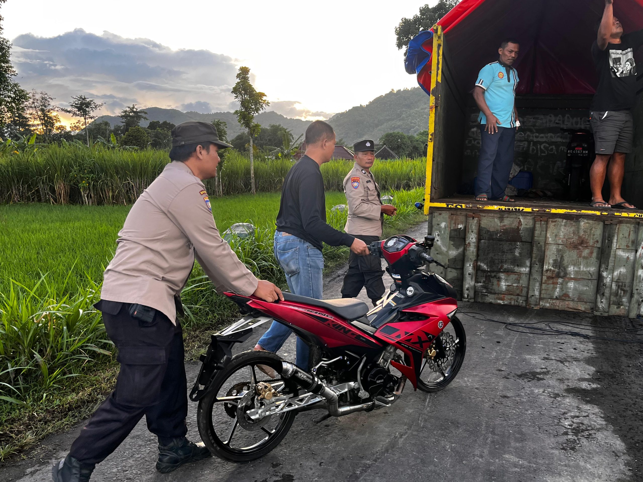 Petugas Polsek Sumbergempol  Bubarkan Aksi Balap Liar, Amankan 8 Unit Sepeda Motor Tanpa Surat Kendaraan