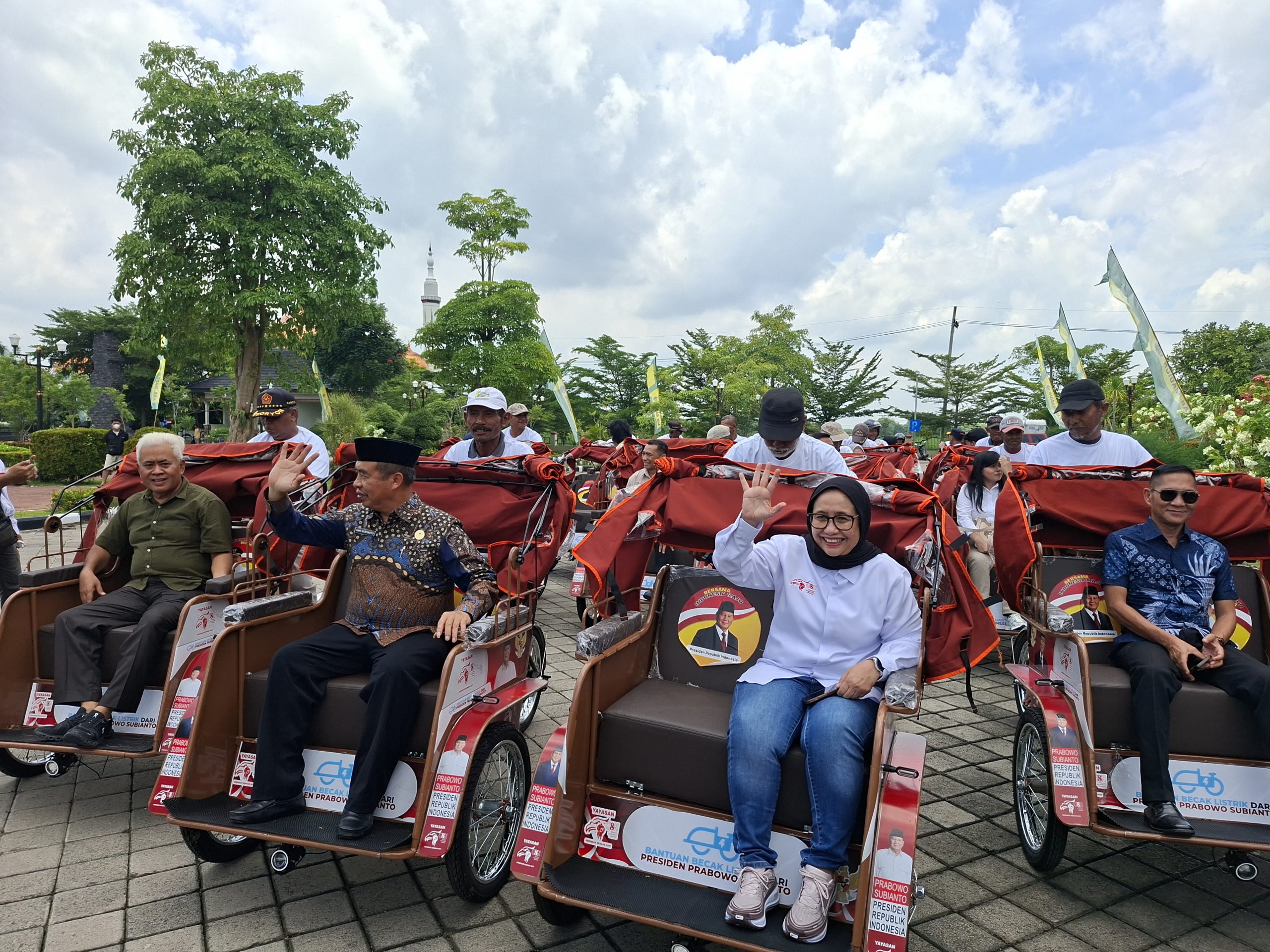 200 Tukang Becak di Kabupaten Madiun Dapat Bantuan Becak Listrik