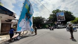 Baliho Bergambar Wali Kota Kediri Tumbang, Kabel Telepon Terputus – Satpol PP Lakukan Penanganan