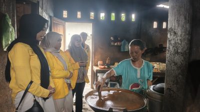 Identitas Baru Dusun Mojoranu: Mahasiswa KKM Undar Resmikan Branding ‘Kampung Pentol’