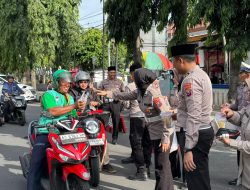 Satlantas Polres Kediri Kota Bersama Ditlantas Polda Jatim Bagikan Takjil ke Pengguna Jalan