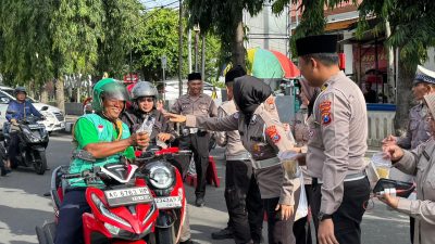 Satlantas Polres Kediri Kota Bersama Ditlantas Polda Jatim Bagikan Takjil ke Pengguna Jalan