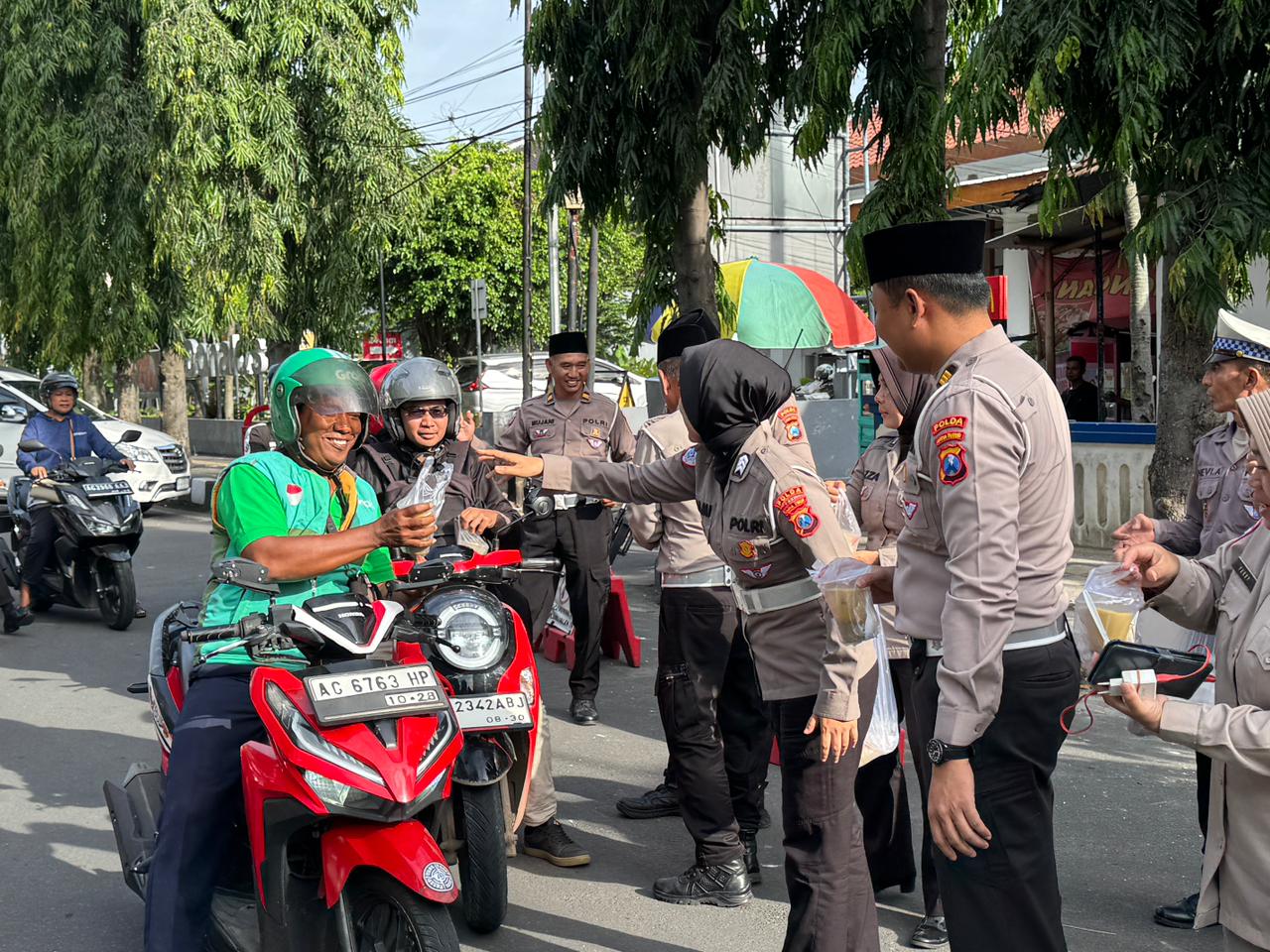 Satlantas Polres Kediri Kota Bersama Ditlantas Polda Jatim Bagikan Takjil ke Pengguna Jalan