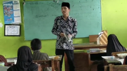 Potret Miris Guru Agama SDN Gondang Pace, Mengajar Bersandal Sepatu Jebol, Honor Hanya Rp 400 Ribu per Bulan