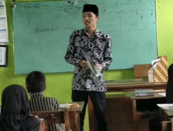Potret Miris Guru Agama SDN Gondang Pace, Mengajar Bersandal Sepatu Jebol, Honor Hanya Rp 400 Ribu per Bulan