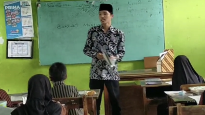 Potret Miris Guru Agama SDN Gondang Pace, Mengajar Bersandal Sepatu Jebol, Honor Hanya Rp 400 Ribu per Bulan
