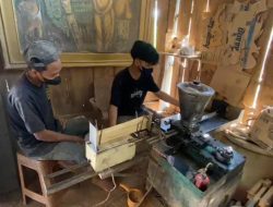 Permintaan Meningkat Jelang Imlek, Omzet Perajin Dupa di Jombang Melonjak