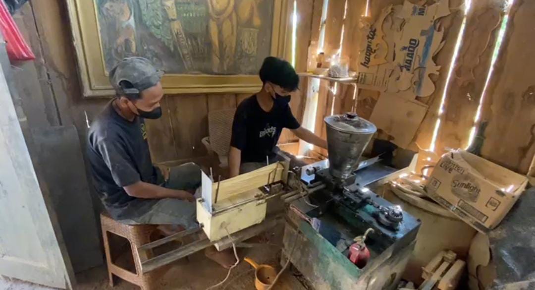 Permintaan Meningkat Jelang Imlek, Omzet Perajin Dupa di Jombang Melonjak