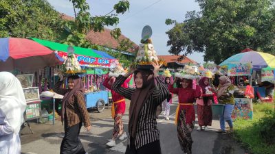 Kirab Keliling Grebeg Gunungan Apem SMPN 4 Jombang, Perkuat Kesiapan Spiritual Siswa Menyambut Ramadan
