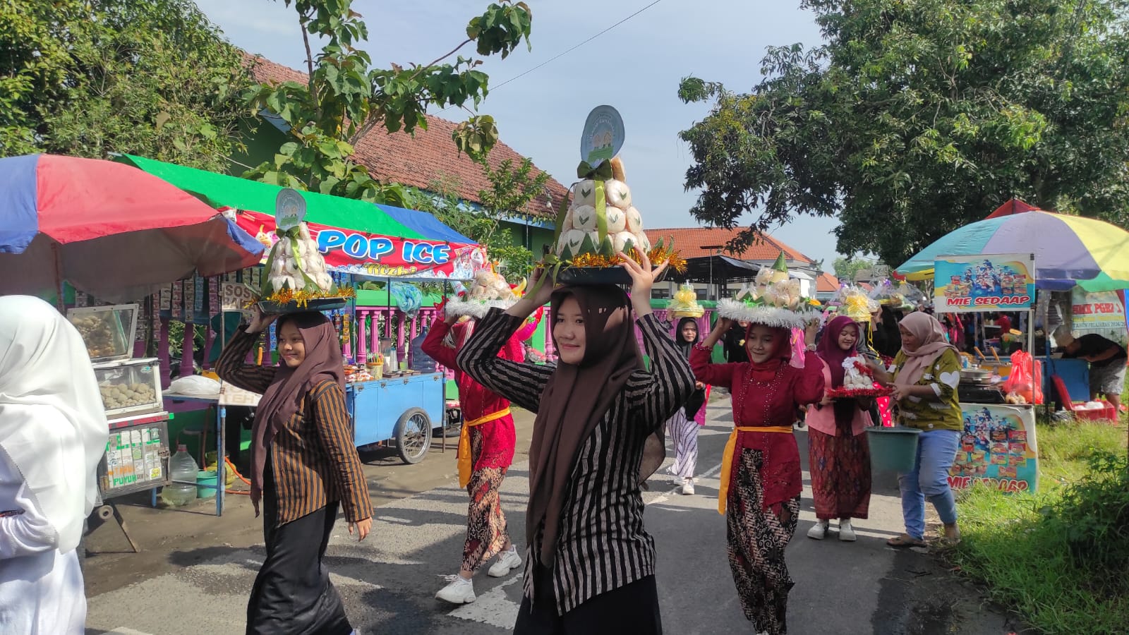 Kirab Keliling Grebeg Gunungan Apem SMPN 4 Jombang, Perkuat Kesiapan Spiritual Siswa Menyambut Ramadan