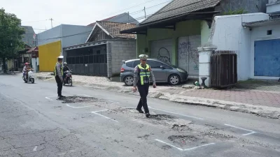 Antisipasi Kecelakaan, Satlantas Polres Kediri Tandai Titik Jalan Berlubang