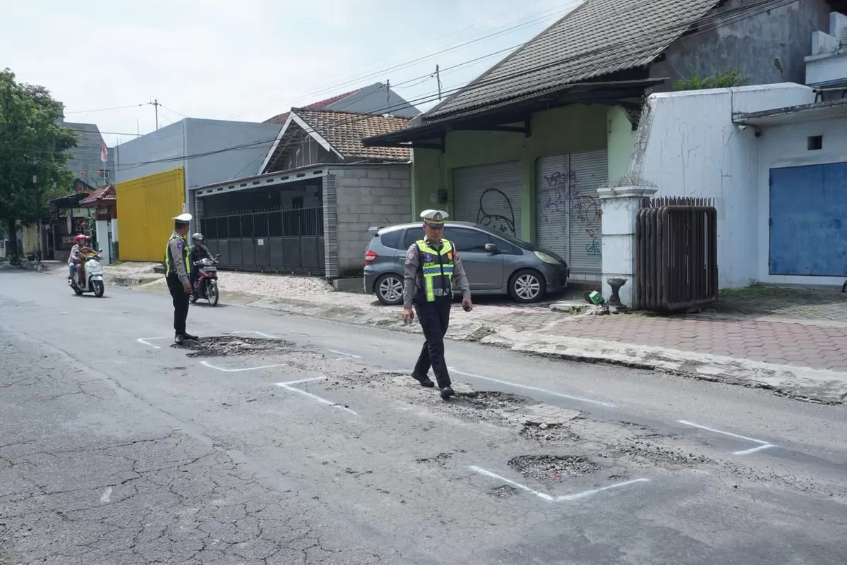 Antisipasi Kecelakaan, Satlantas Polres Kediri Tandai Titik Jalan Berlubang