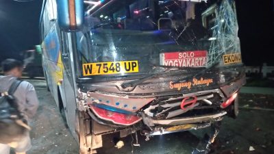 Espass Tabrak Bus Sugeng Rahayu di Glagahan Perak, Satu Pengemudi Terluka