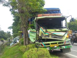 Truk Tronton Tabrak Dump Truck di Tembelang, Satu Sopir Dirawat