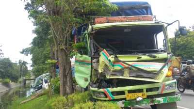 Truk Tronton Tabrak Dump Truck di Tembelang, Satu Sopir Dirawat
